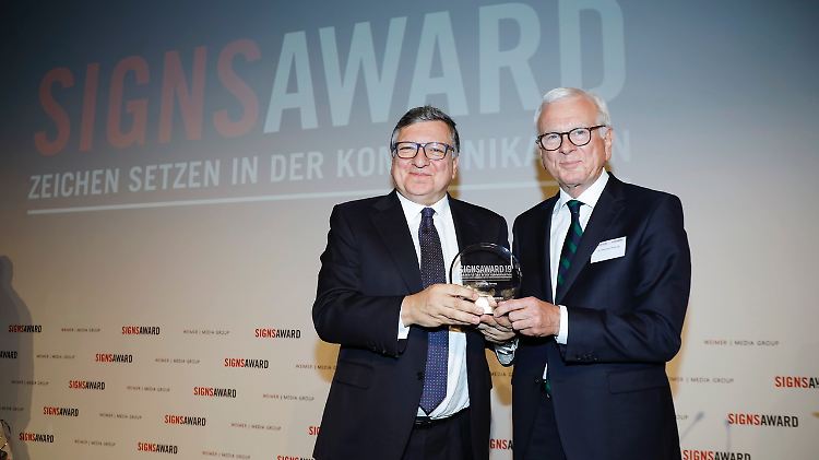 José Manuel Barroso und Laudator Hans-Gert Pöttering (v.l.) nach der Preisverleihung in Berlin.