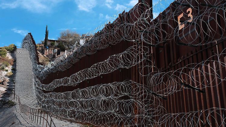 In der US-Stadt Nogales steht an der mexikanischen Grenze bereits ein Wall mit Stacheldraht bestückt.
