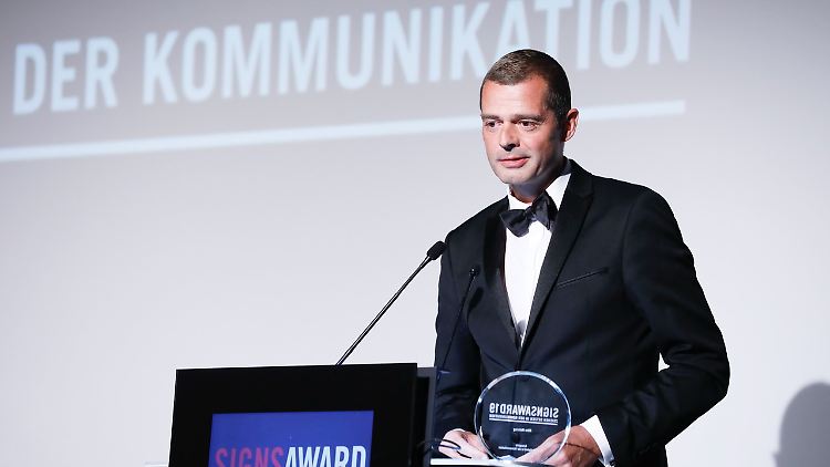 Mike Mohring mit seiner Auszeichnung für "Ehrlichkeit inder Kommunikation"