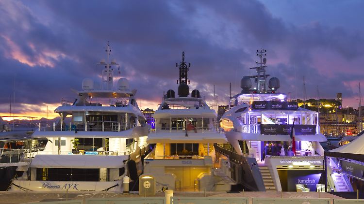 Umweltschützer kritisieren: Viele Filmstars reisen in Privatjets an und lassen sich dann von Fahrzeugkonvois zu ihren Yachten fahren.