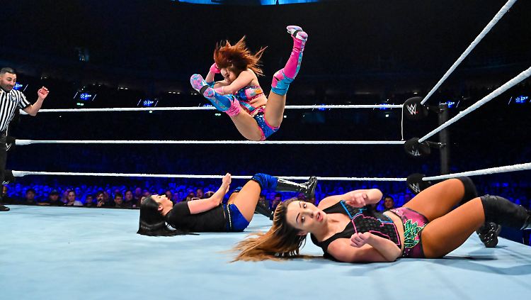 Beim WWE Event in Berlin fliegen Fäuste - und Frauen durch die Lüfte.