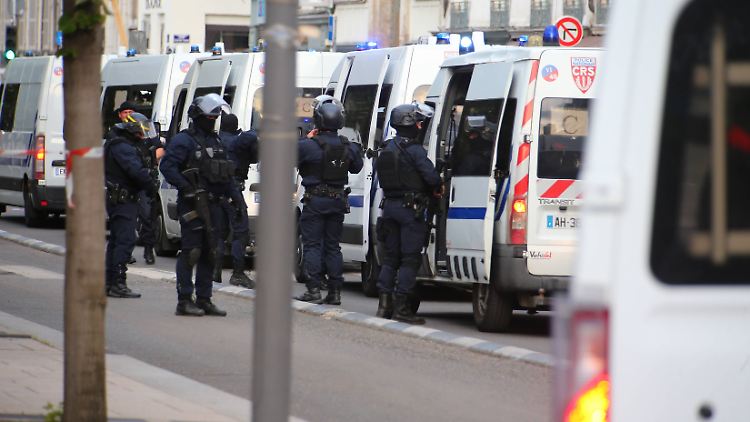 Das Polizeiaufgebot in Lyon ist groß. Behörden suchen mit einem Fahndungsfoto nach dem Verdächtigen.