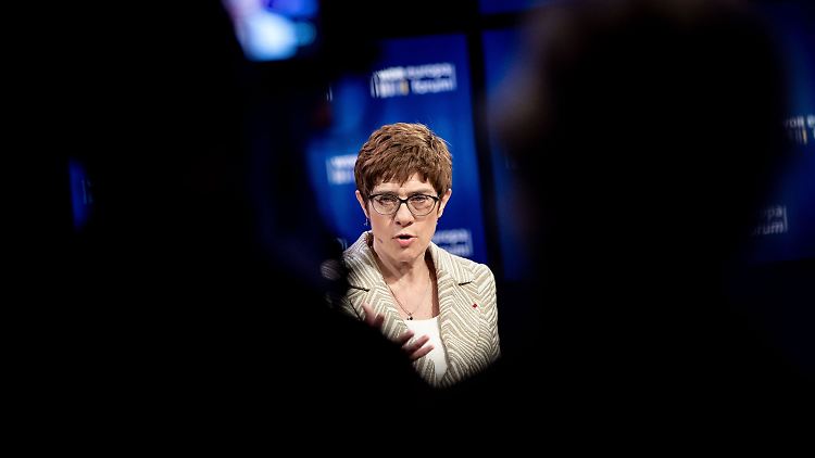 Annegret Kramp-Karrenbauer und die Union liegen zwar vorne, doch es geht leicht bergab.