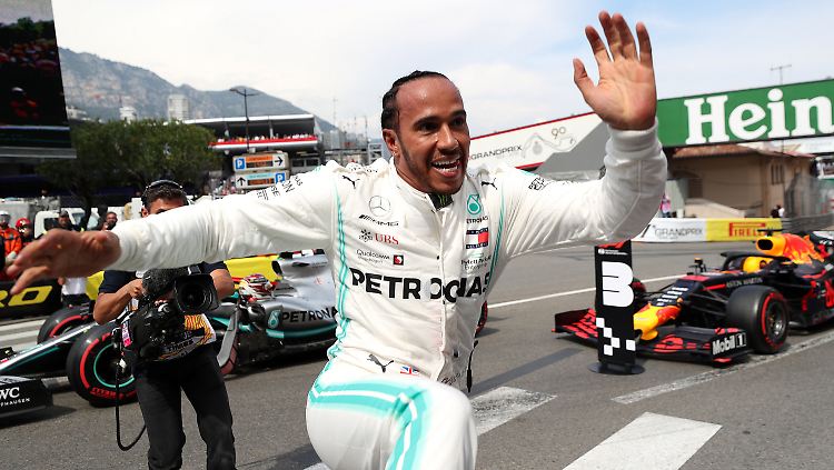 Lewis Hamilton war wieder einmal der Schnellste - und freut sich unbändig.