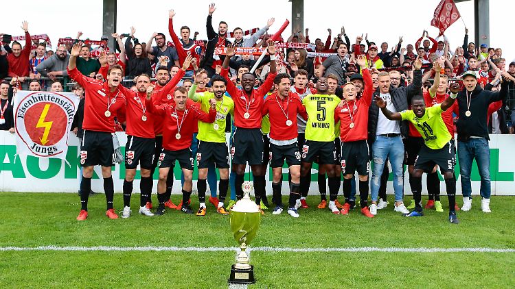 Energie Cottbus ist gerade aus der dritten Liga abgestiegen, die Saison geht aber immerhin mit dem Sieg im Landespokal zuende - und dem damit verbundenen Einzug in die DFB-Pokal-Hauptrunde 2019/20.