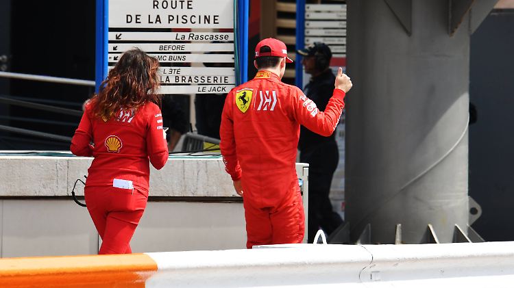 Charles Leclerc reckt nach dem Aus im ersten Abschnitt des Qualifying den Daumen - der Frust ist beim Monegassen aber gewaltig.