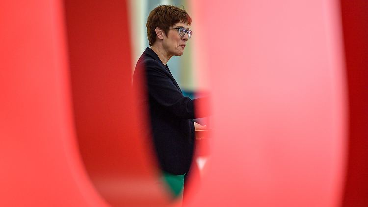 Annegret Kramp-Karrenbauer profitiere noch von Vorschusslorbeeren der Wähler. Aber wie lange kann sie von diesem Effekt noch profitieren?