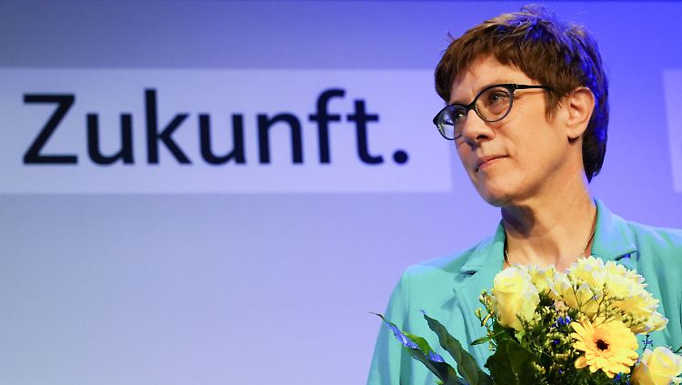 Annegret Kramp-Karrenbauer könnte nach Ansicht von Alexander Mitsch als Verteidigungsministerin in die Regierung eintreten.