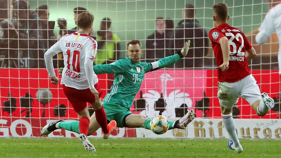 Rangnick scheint in der Kabine die richtigen Worte gefunden zu haben, nur zwei Minuten nach dem Seitenwechsel hat Forsberg die große Chance zum Ausgleich ...