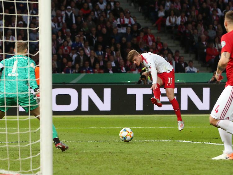 Im Pokalendspiel noch Gegner, in der kommenden Saison Kollegen? Die Zukunft von Leipzigs Timo Werner ist weiterhin ungeklärt.
