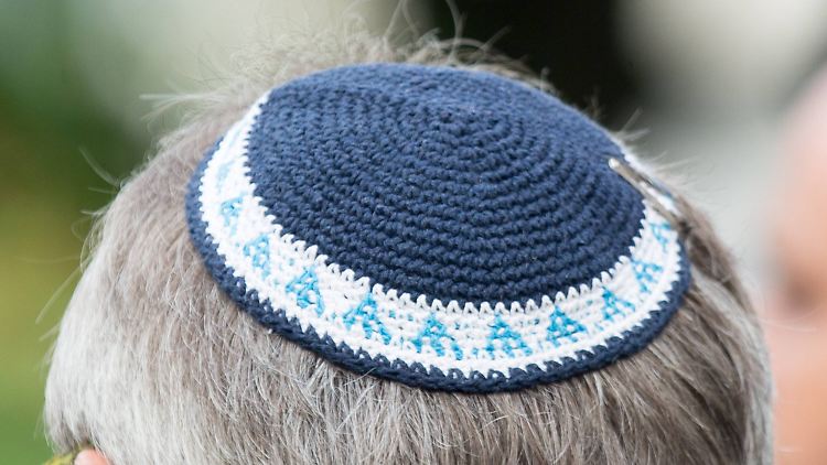 Die Kippa wird vorwiegend von jüdischen Männern als Zeichen ihres Glaubens getragen.