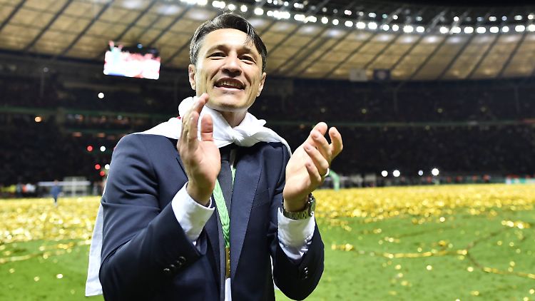 Kovac wird von den Fans gefeiert - er genießt das sichtlich.