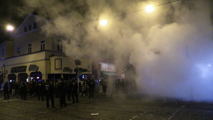 Randalierer blockierten eine Kreuzung in Bremen und bewarfen Polizisten mit Flaschen.
