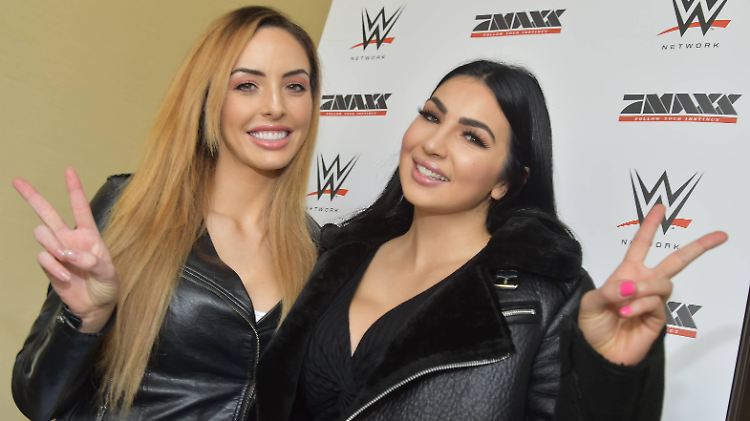 "Iconics" Peyton Royce (l.) und Billie Kay sind die amtierenden Champions in der WWE.