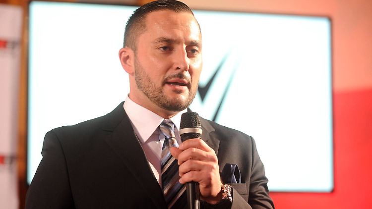 Sebastian Hackl kommentiert 52 Wochen im Jahr die WWE-Sendung "Raw" für den deutschsprachigen Raum.