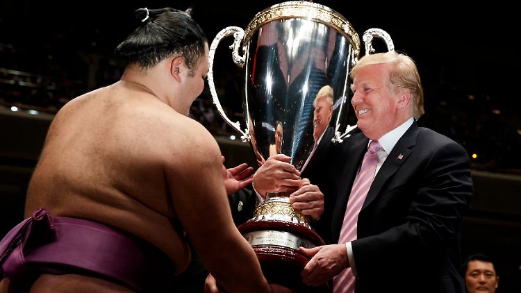 US-Präsident Trump besuchte in Japan ein Sumo-Turnier und überreichte dem Sieger einen Pokal.