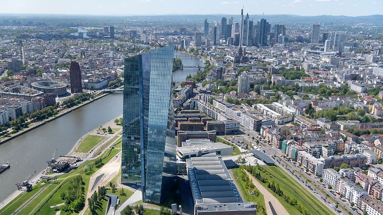 Schwieriger Börsensommer voraus: Blick über die EZB-Türme hinweg auf den Finanzstandort Frankfurt am Main.
