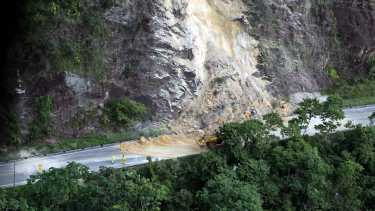 Eins der schwersten Erdbeben jemals in Peru: Ein Erdrutsch verschüttet eine Straße.