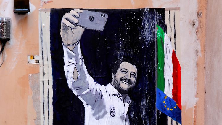 Italiens Innenminister Matteo Salvini ist für seinen unaufhörlichen Wahlkampf bekannt und für seine Selfie-Liebe.