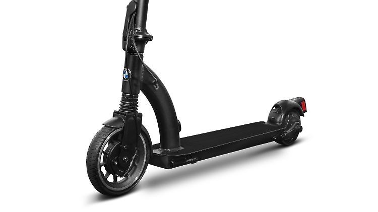 In einigen Monaten wird BMW als kleinen Bruder des X2City den zusammen mit Micro entwickelten E-Scooter anbieten.