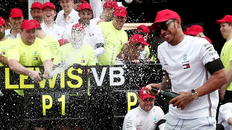 Wieder einmal feiert Lewis Hamilton.