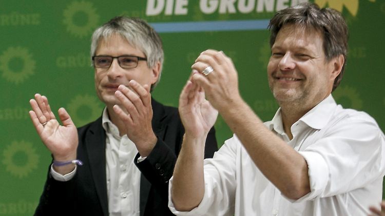 Sven Giegold und Robert Habeck applaudieren vor dem Beginn der Beratungen des Parteirates nach der Europawahl. 
