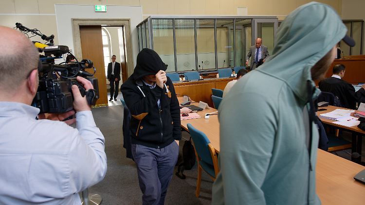 Die Angeklagten verbargen mit Kapuzen ihre Gesichter. Beim Marsch durch die Stadt mit ihren "Scharia-Westen" hatten sie allerdings keine Scheu, sich öffentlich zu zeigen.