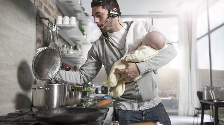 Ja, auch Väter können kochen. Im ersten Edeka-Spot wurden die Geschlechterrollen eher traditionell dargestellt. 