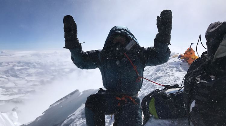 Dominik Müller 2017 auf dem Gipfel des Mount Everest.