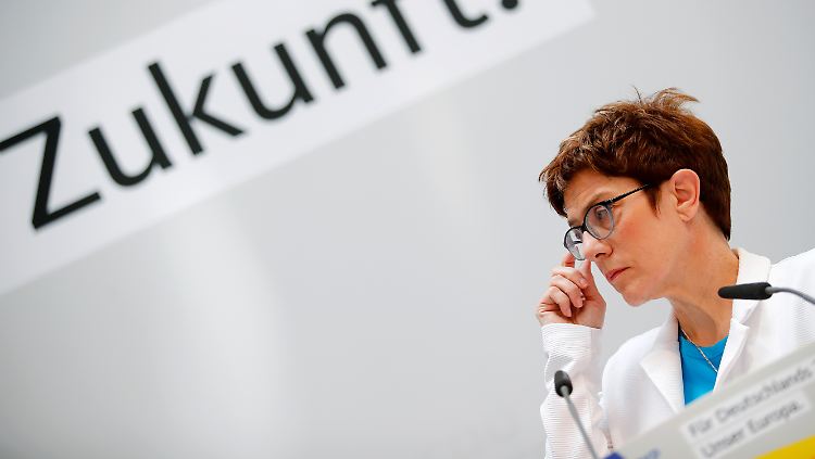 "Zu diesem Ergebnis haben zuallerletzt eigene Fehler geführt" - CDU-Chefin Annegret Kramp-Karrenbauer.