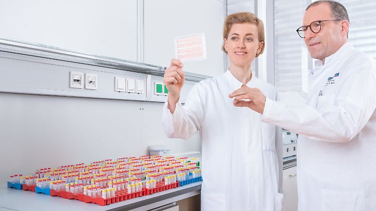 Projektleiter Christof Sohn (r.) stellte einen Blut-Test vor, der Brustkrebs erkennen soll. Die "Weltsensation" ist inzwischen ein Skandal, der die Uniklinik Heidelberg schwer belastet. 