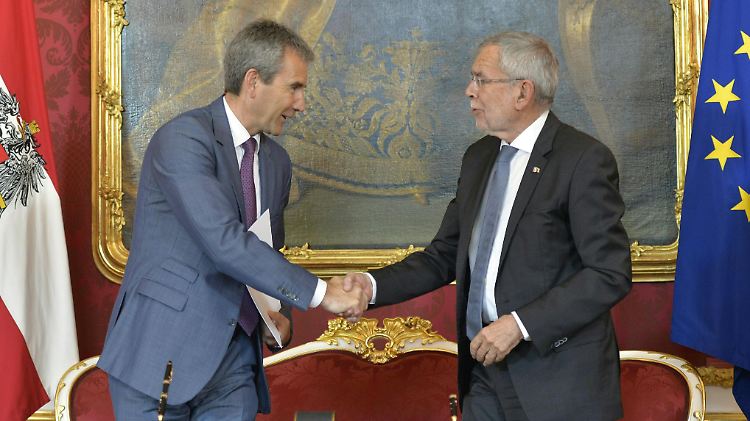 Bundespräsident Van der Bellen (rechts) schüttelt Vize-Kanzler Löger die Hand.