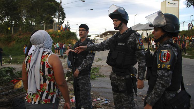 
Tödliche Unruhen in mehreren brasilianischen Gefängnissen.

