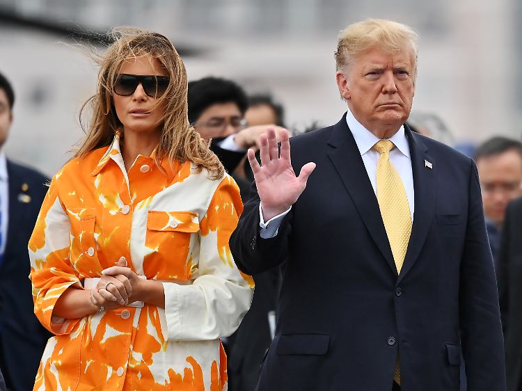 Symbolgeladener Auftritt auf einem japanischen Kriegsschiff: Trump und seine Frau Melania nach der Landung auf dem Deck der "Kaga".