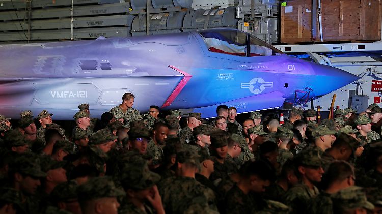 Vorzeigeflieger der US-Rüstungsindustrie: Eine dramatisch ausgeleuchtete F-35 dient als Kulisse für Trumps Ansprache im Hangar der "USS Wasp".