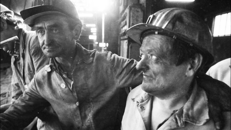 Harte Arbeit, rote Politik - so das Klischee. Doch die Verhältnisse im Ruhrgebiet ändern sich - etwa durch Zechenschließungen wie hier 1978 in Waltrop.