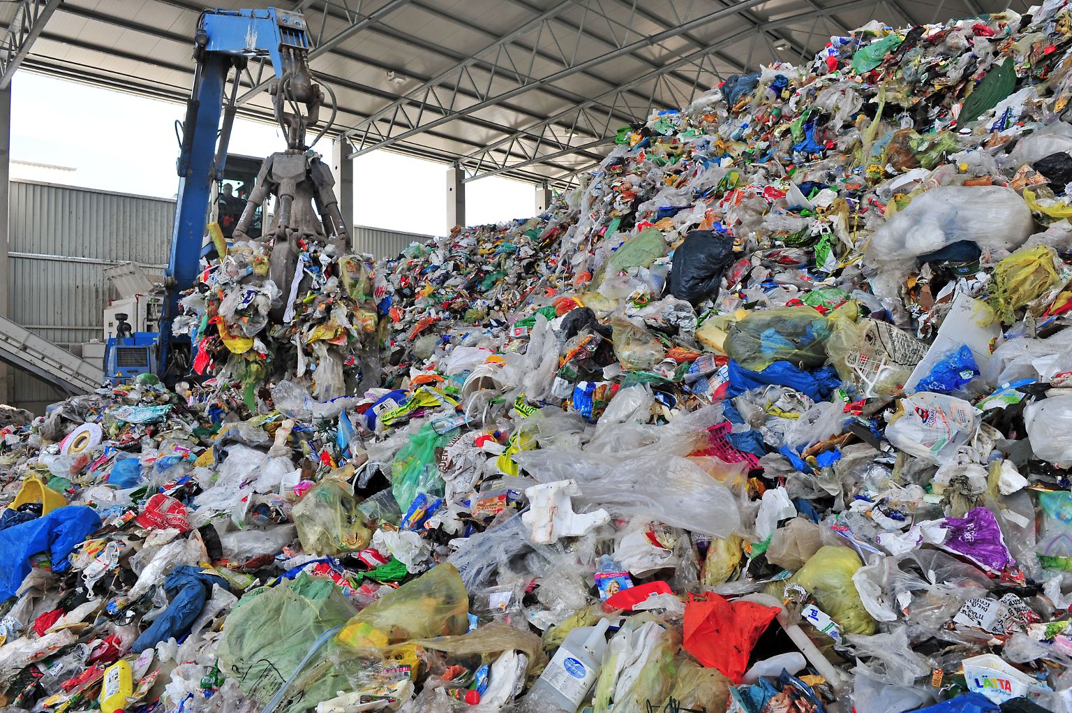 Plastiktüten, Trinkhalme, Einwegflaschen: Jedes Jahr werden weltweit 400 Millionen Tonnen Kunststoff produziert - die 200-fache Menge dessen, ...