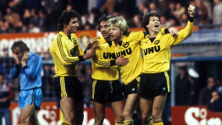 Gut, das hat jetzt nichts mit dem VfL Bochum zu tun. Aber vielleicht sollte der Sohn unseres Kolumnisten mal diese Partie ausspielen. Am 6. November 1982 besiegte der BVB die Bielfelder Arminia mit 11:1. 