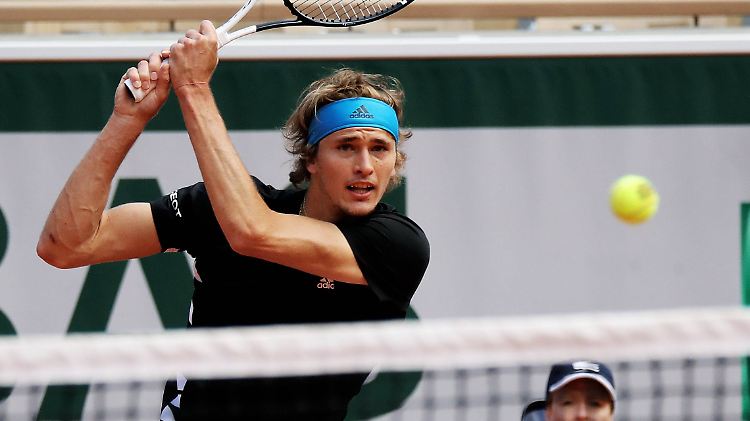 Alexander Zverev müht sich in die zweite Runde der French Open - gegen John Millman muss er allerdings über fünf Sätze gehen.