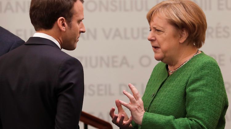 Bei der Frage, wer der neue EU-Kommissionschef wird, sind Merkel und Macron sehr verschiedener Meinung. 