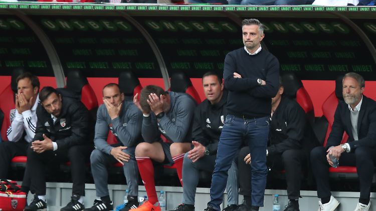 Lange Gesichter auf der Bank der Ingolstädter: Auch Trainer Tomas Oral konnte die verkorkste Saison nicht zu einem guten Abschluss bringen.