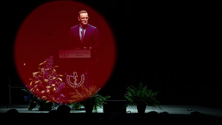 Viele Ärzte sehen rot, wenn Minister Spahn schon wieder mit einer neuen Gesetzesidee um die Ecke kommt.