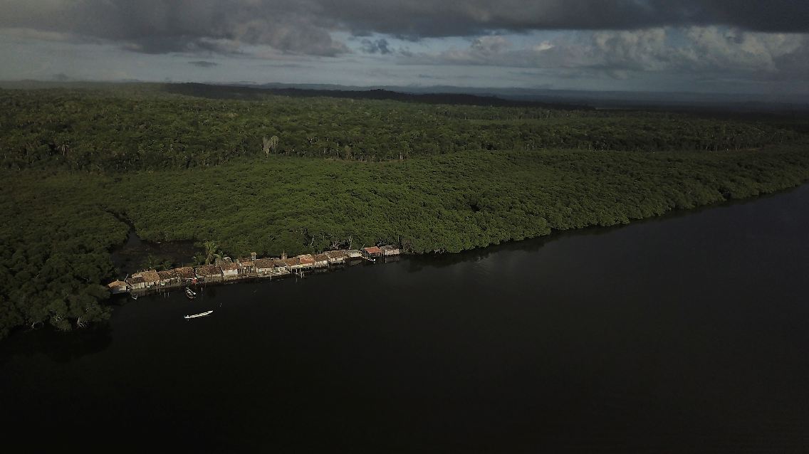 Im Nordwesten Brasiliens, in der Provinz Bahia, liegt die inoffizielle Gemeinde "Der Zug". Ihren Namen verdankt sie der Anreihung ihrer Lehmhäuser, die einreihig am Rand des Caratingui-Flusses stehen - wie Zugwagons.