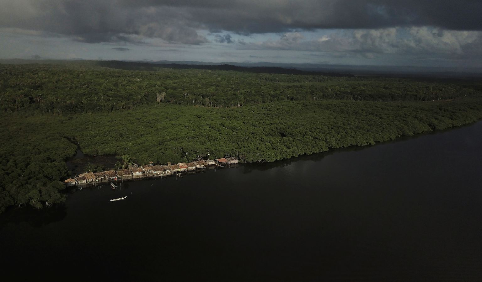 Im Nordosten Brasiliens, in der Provinz Bahia, liegt die inoffizielle Gemeinde "Der Zug". Ihren Namen verdankt sie den Lehmhäusern, die am Rand des Caratingui-Flusses aufgereiht stehen - wie Waggons eines Zuges.
