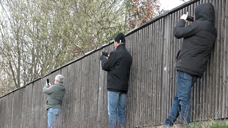 Szenen wie diese sind nach Unfällen keine Seltenheit mehr: Gaffer fotografieren neben einer Lärmschutzwand eine Unfallstelle.