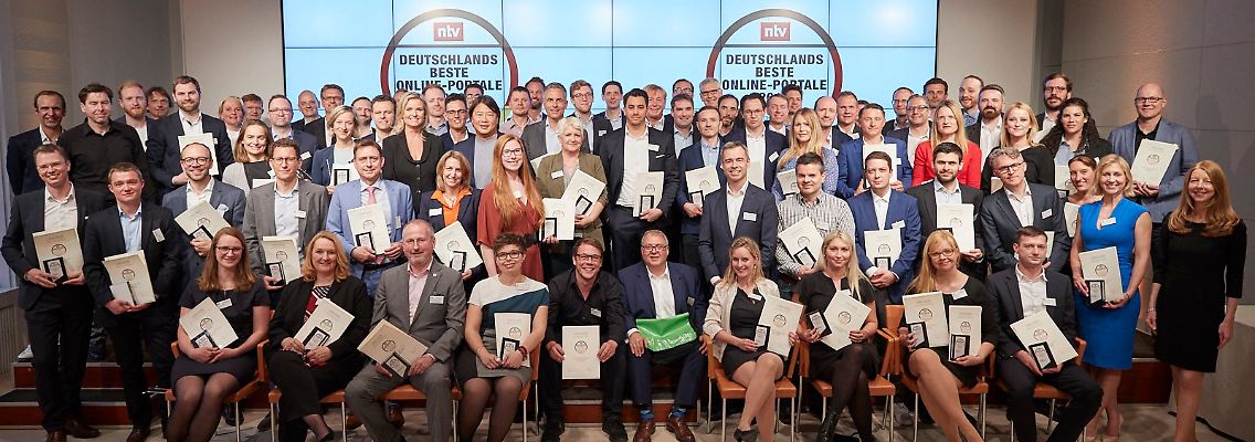 Siegerfoto mit glücklichen Gewinnern. Die Awards wurden in der Berliner Bertelsmann-Repräsentanz übergeben.