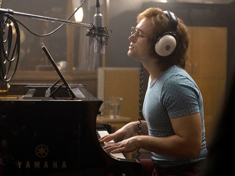 Taron Egerton alias Elton John singt in "Rocketman" alle Lieder selbst.