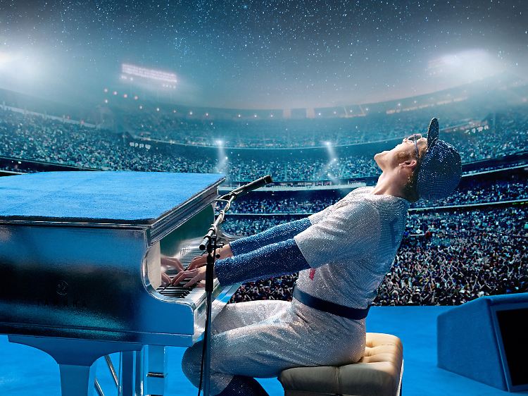Bei seinen Auftritten verzaubert Elton John das Publikum mit schrillen Outfits und extravaganten Bühnenshows.