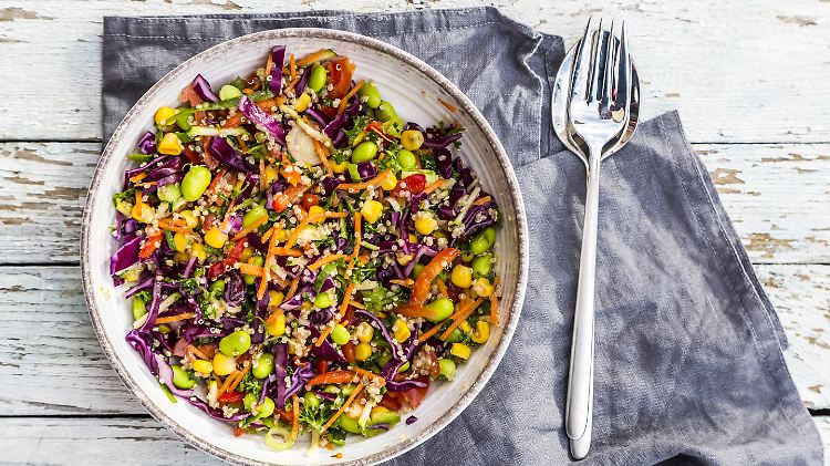 Kritische Nährstoffe bei einer veganen Ernährung sind Eisen, Zink, Jod, Selen, Kalzium, Eiweiß, Vitamin B2, D und B12 sowie Omega-3-Fettsäuren.