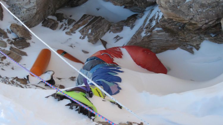 Nur sehr wenige Tote können vom Mount Everest geborgen werden.